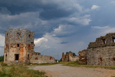 Ortaçağ Pniv kalesi, Nadvirna şehri, Ivano-Frankivsk bölgesi, batı Ukrayna. Gökyüzünün dramatik arka planında harap olmuş bir kale. Turist eğlencesi