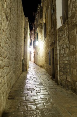 Geceleri Dubrovnik kasabasındaki (UNESCO Dünya Mirası Alanı) boş dar bir sokak. Hırvatistan. Ünlü turizm merkezi, dönüm noktası