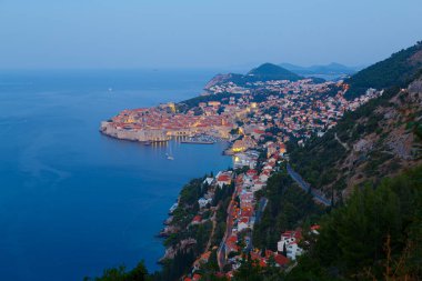 Alacakaranlıkta deniz kıyısındaki tarihi Dubrovnik şehrinin güzel manzarası. Hava fotoğrafçılığı. Hırvatistan 'ın Adriyatik kıyıları. Turizm beldesi