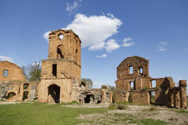 Mavi gökyüzü arka planında terk edilmiş eski Koret Kalesi kalıntıları. Korets şehri. Rivne bölgesi. Ukrayna. Turizm beldesi, turizm beldesi. 