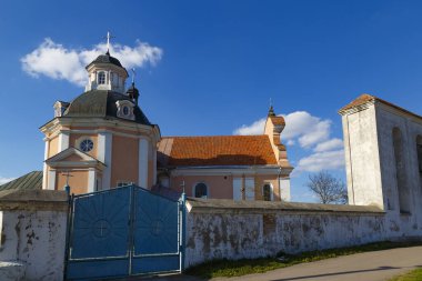 Açık havada Aziz Anthony Katolik Kilisesi. Korets şehrinde mimari bir anıt. Rivne bölgesi. Ukrayna. 