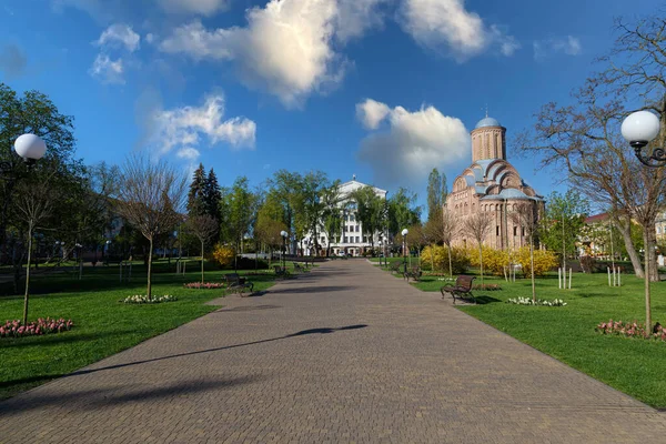 ウクライナのチェルニヒウ市 ウクライナだ Bohdan Khmelnytsky広場 聖ParaskeviのPyatnytska正教会 ロシア軍の爆撃前の都市の眺め — ストック写真