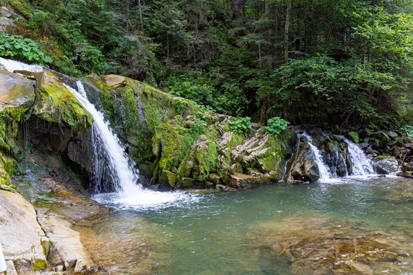 Malownicze Dwa Małe Wodospady Wśród Mszalnych Kamieni Wąwozie Górskiego Lasu Obraz Stockowy