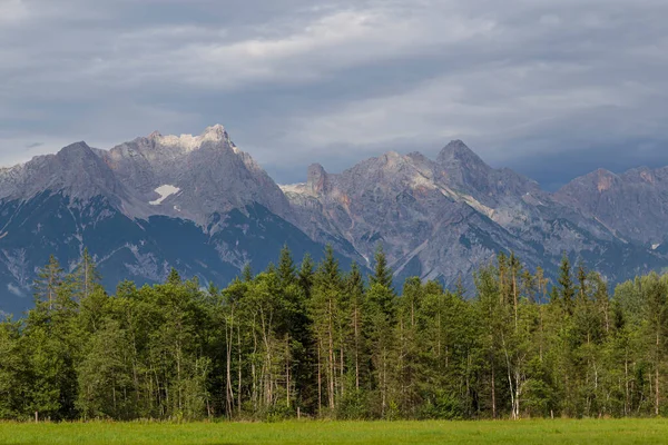 Alpejski Krajobraz Górski Latem Zielona Dolina Las Tle Szczytów Górskich — Zdjęcie stockowe
