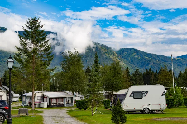 Obóz Autocamping Górach Wakacje Górach Camping Tle Szczytów Górskich Alpy Obrazek Stockowy