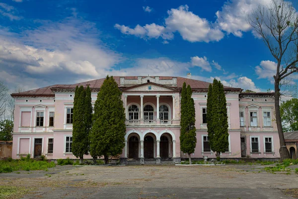 Kont Kazymyr Felix Badeni 'nin eski sarayı dışarıda terk edilmiş. Busk şehri, Lviv bölgesi, batı Ukrayna. Klasik stil abidesi. Turistik bölge