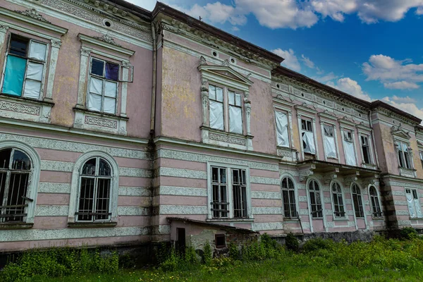 Kont Kazymyr Felix Badeni 'nin eski sarayı dışarıda terk edilmiş. Busk şehri, Lviv bölgesi, batı Ukrayna. Klasik stil abidesi. Turistik bölge