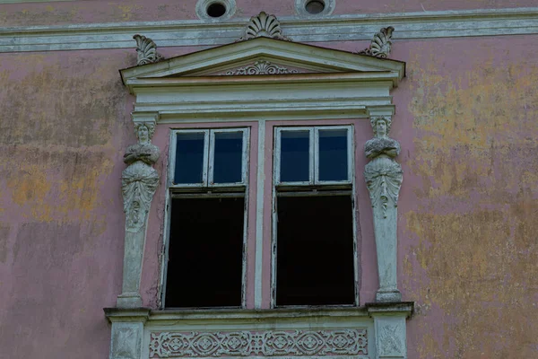Старое Пустое Окно Крупным Планом Элемент Фасада Древнего Заброшенного Дворца — стоковое фото