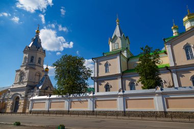 Korets Holy Trinity Restoran Manastırı, Ortodoks Kilisesi, dışarıda. Korets kasabası, Rivne bölgesi, Ukrayna. Ünlü turizm merkezleri, seyahat yerleri.