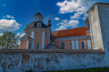 Açık havada Aziz Anthony Katolik Kilisesi. Korets şehrinde mimari bir anıt. Rivne bölgesi. Ukrayna. 