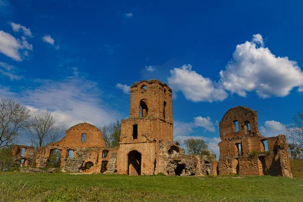 Ruinas Del Viejo Castillo Abandonado Korets Sobre Fondo Azul Del — Foto de Stock