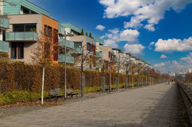 Frankfurt 'un Kalbach-Riedberg ilçesi (Ortsbezirk). Almanya. Yeni Avrupa konutları, modern apartmanlar ve çevresi. Yeni yerleşim alanı