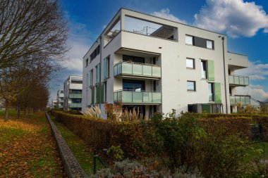 Frankfurt 'un Kalbach-Riedberg ilçesi (Ortsbezirk). Almanya. Yeni Avrupa konutları, modern apartmanlar ve çevresi. Yeni yerleşim alanı
