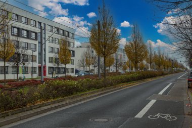 Frankfurt 'un Kalbach-Riedberg ilçesi (Ortsbezirk). Almanya. Yeni Avrupa konutları, modern apartmanlar ve çevresi. Yeni yerleşim alanı
