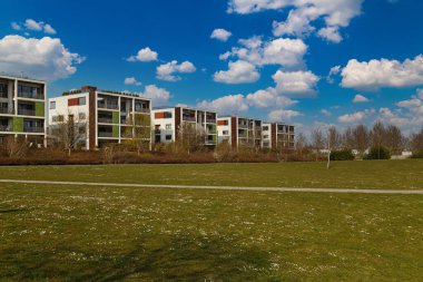 Frankfurt 'un Kalbach-Riedberg ilçesi (Ortsbezirk). Almanya. Yeni Avrupa konutları, modern apartmanlar ve çevresi. Yeni yerleşim alanı