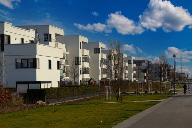Frankfurt 'un Kalbach-Riedberg ilçesi (Ortsbezirk). Almanya. Yeni Avrupa konutları, modern apartmanlar ve çevresi. Yeni yerleşim alanı