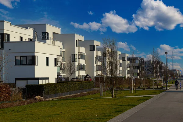 Frankfurt 'un Kalbach-Riedberg ilçesi (Ortsbezirk). Almanya. Yeni Avrupa konutları, modern apartmanlar ve çevresi. Yeni yerleşim alanı