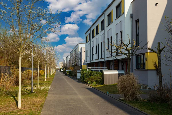 Frankfurt 'un Kalbach-Riedberg ilçesi (Ortsbezirk). Almanya. Yeni Avrupa konutları, modern apartmanlar ve çevresi. Yeni yerleşim alanı