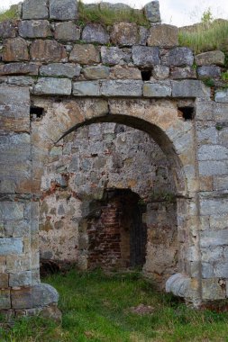 Ortaçağ Pniv kalesi, Nadvirna şehri, Ivano-Frankivsk bölgesi, batı Ukrayna. İçerideki harabe kale. Turist eğlencesi