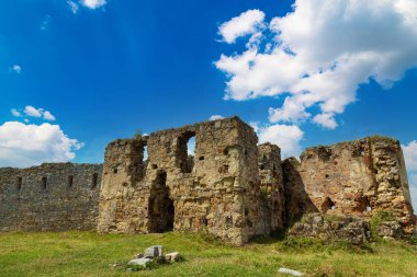 Ortaçağ Pniv kalesi, Nadvirna şehri, Ivano-Frankivsk bölgesi, batı Ukrayna. Gökyüzü arka planındaki harap kale. Turist eğlencesi