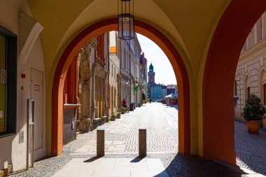 Gorlitz, Goerlitz, Grlitz şehri. Almanya. Zgorzelec Gorlitz Eski Şehir yaya köprüsü. Polonya ve Almanya sınırındaki Lusatian Neisse nehri üzerindeki yaya köprüsü. 