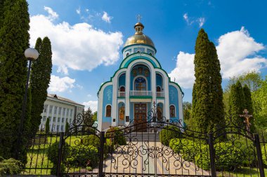 Busk City 'deki Aziz Peter ve Paul Kilisesi, açık hava. Lviv bölgesi. Ukrayna.