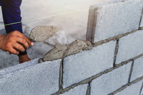Stavební Dělníci Stavějí Betonové Zdi Cihlovými Tvárnicemi — Stock fotografie