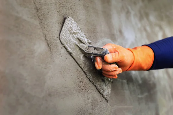Alçılama araçları ile endüstriyel duvar arkaplanı oluşturmak için beton sıva