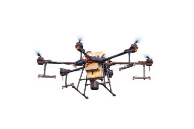 Beyaz arka planda izole edilmiş çiftçilere püskürtülen dronlar.