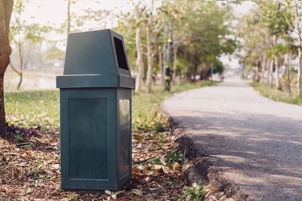 公园路边的垃圾箱 — 图库照片