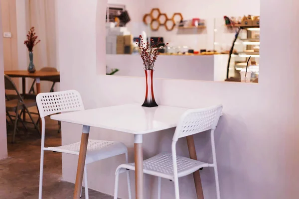 Mesas Cadeiras Uma Cafeteria Havia Flores Secas Vaso Colocado Acima — Fotografia de Stock