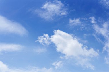 Bulutlu mavi gökyüzü Bir sürü güzel beyaz