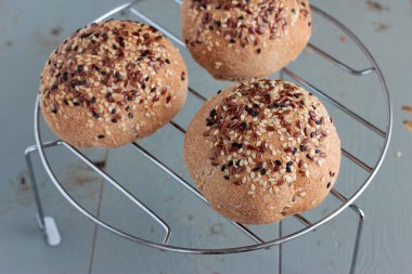 sıcak kepekli çörek üzerinde kafes