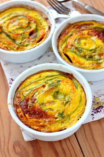 Vegetarische tartalets met courgette en worteltjes — Stockfoto