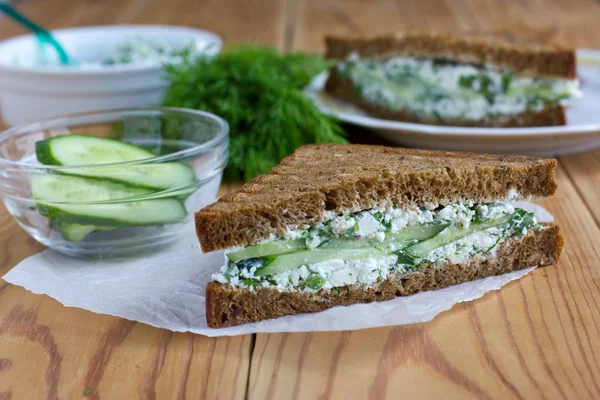 Sandwich with cottage cheese, cucumber and dill — Stock Photo, Image