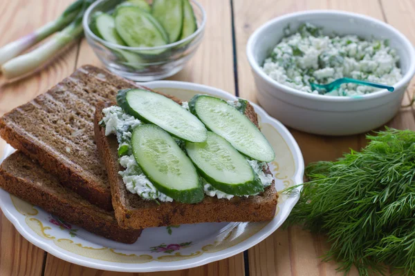 Sandwich with cottage cheese, cucumber and dill — Stock Photo, Image