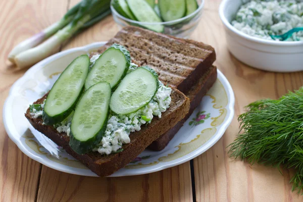 Süzme peynir, salatalık ve dereotu ile sandviç — Stok fotoğraf