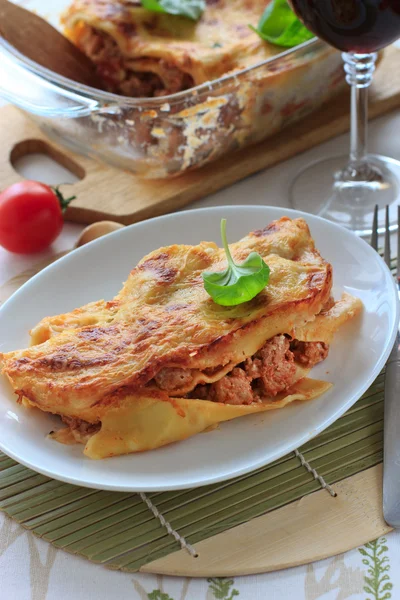 Lasanha de carne na placa branca — Fotografia de Stock