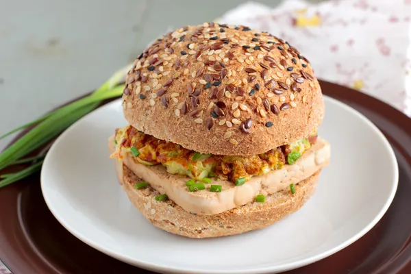 Vegetarian burgers with wholegrain buns, tofu and vegetables — Stock Photo, Image