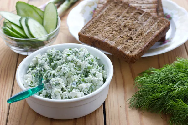 Cottage cheese with chives, garlic and dill — Stock Photo, Image