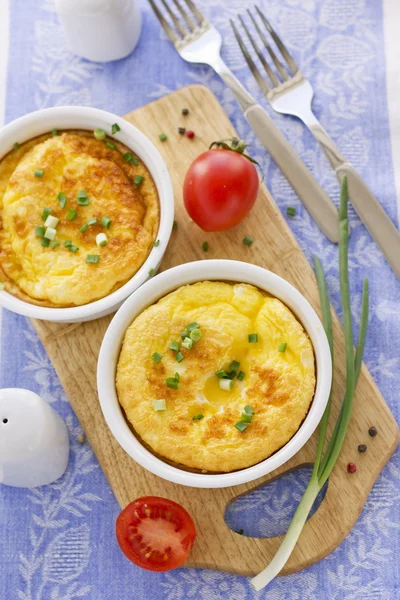 Ovos mexidos com tomate cereja e cebola verde — Fotografia de Stock