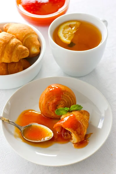 Apricot jam pastries and tea with lemon — Stock Photo, Image