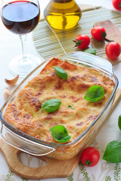 Lasanha de carne no prato de caçarola — Fotografia de Stock