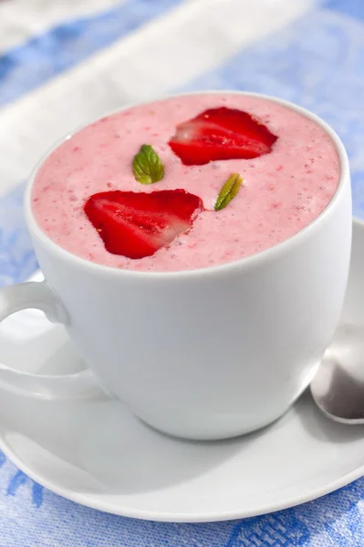 酸奶草莓思慕雪 — 图库照片
