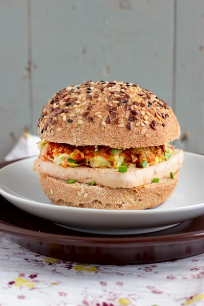 Hambúrgueres vegetarianos com pão integral, tofu e legumes — Fotografia de Stock