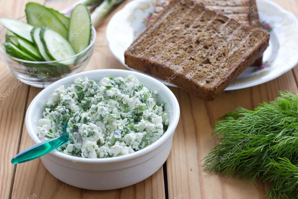 Cottage cheese with chives, garlic and dill — Stock Photo © Usenko 46557345