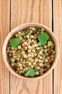 ahşap kase beyaz kuş üzümü