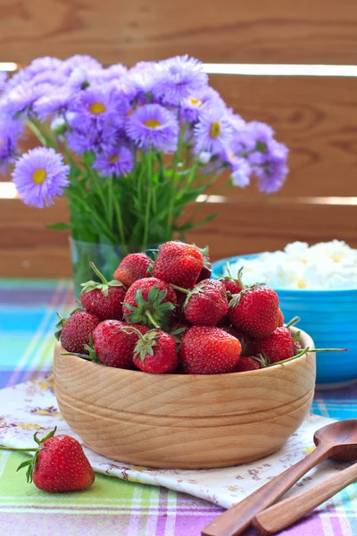 Fresas en el tazón de madera y queso cottage — Foto de Stock
