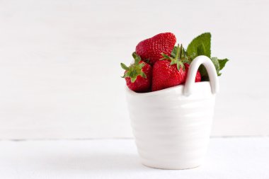 çilek seramik sepeti