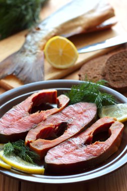 Pembe somon dilimleri kahverengi seramik tabak